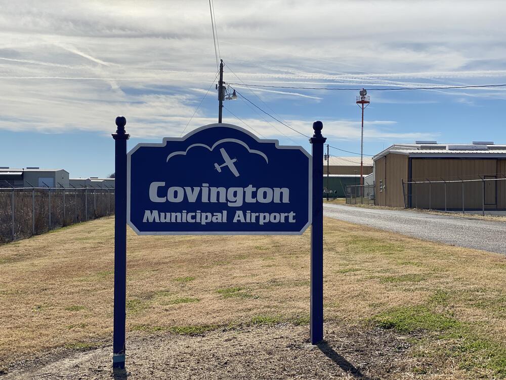 Covington airport sign